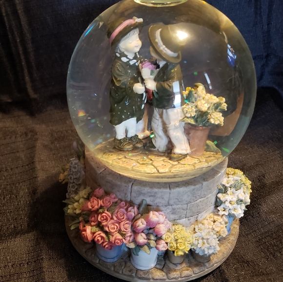 Kim Anderson 'Forever Young' Music Box Snow Globe - Picture 6 of 8